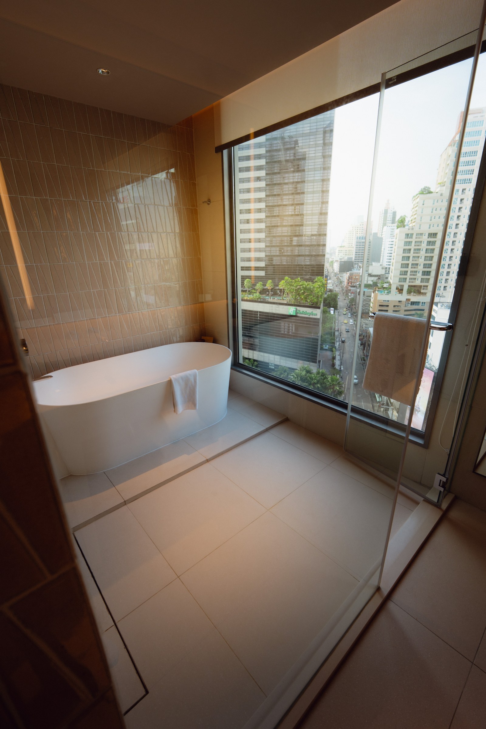 KROMO Bangkok Corner Junior Suite bathtub with city view