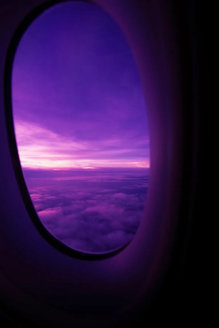 Thai Airways Amsterdam to Bangkok: purple sky above the clouds seen from the A350 window
