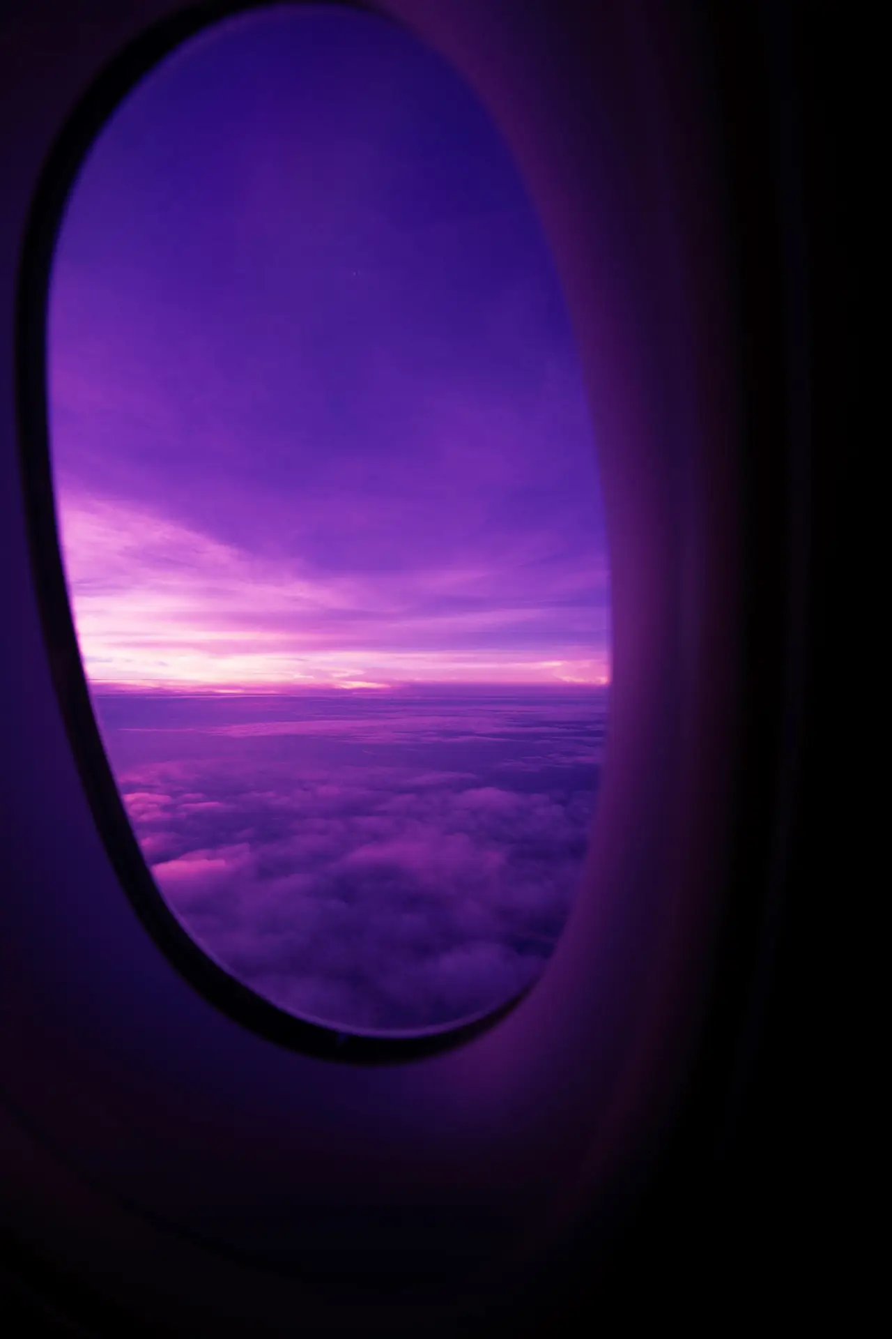 Thai Airways Amsterdam to Bangkok: purple sky above the clouds seen from the A350 window